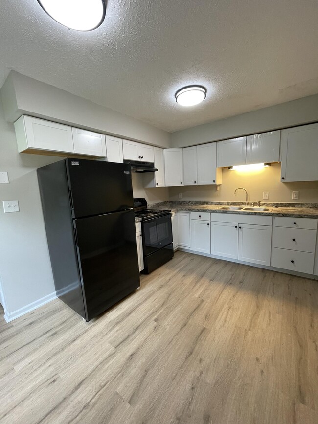 Primary Photo - 139 E Vail Dr