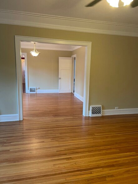 Building Photo - 2523 LeClaire St