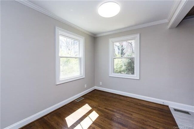 Building Photo - Must view this exquisite 3 bedroom 1 bath brick home. Within 2 miles from Uptown.