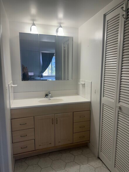 Building Photo - 250 Sunny Isles Blvd
