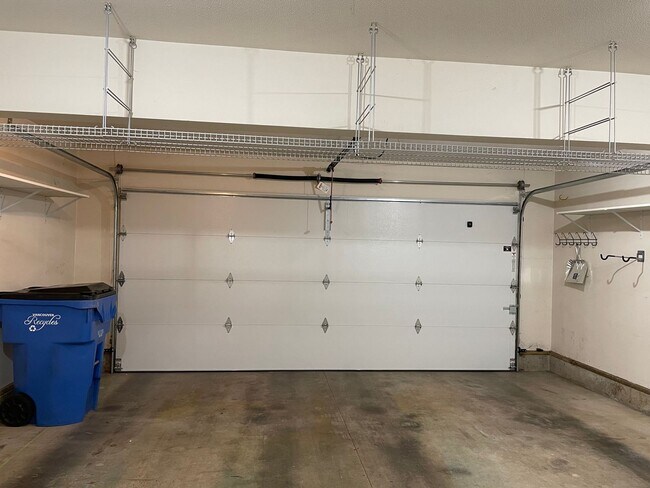 Building Photo - Adorable 4 Bedroom 2.5 Bath Home in Fisher's Landing! Fully Fenced Backyard! Mountain View High S...