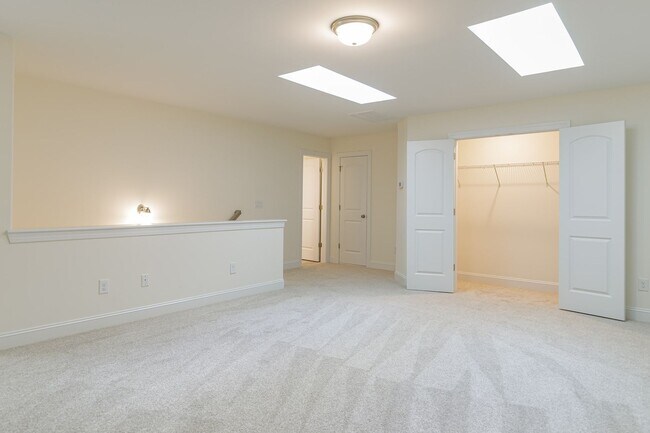 Building Photo - Brand new Luxurious 3 bedroom 3 bath + LOFT townhouse in Stone Gate community High Point. Master ...
