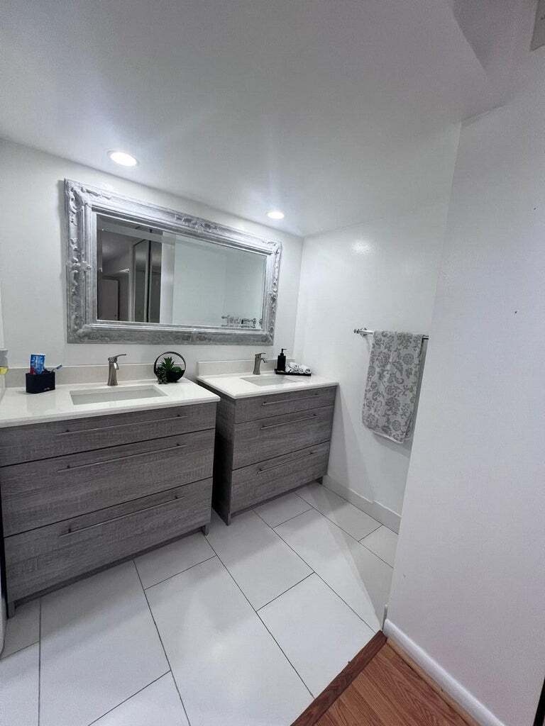 Building Photo - 1700 Embassy Dr