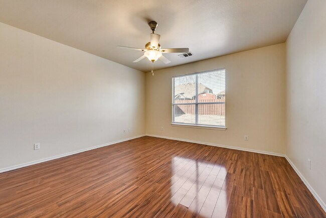 Building Photo - Great 4 bed 2 bathroom 2 story home minute...