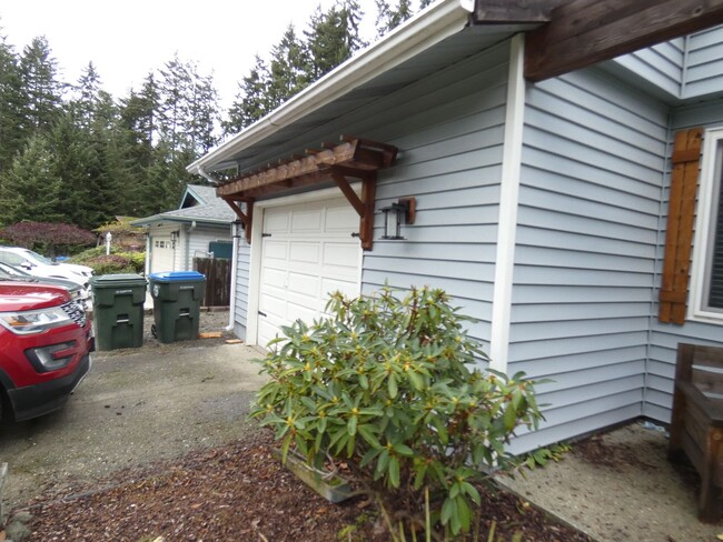 Building Photo - APPLICATION PENDING - West Side Wonderful!