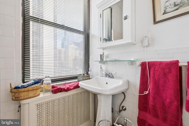 Building Photo - 2031 Locust St