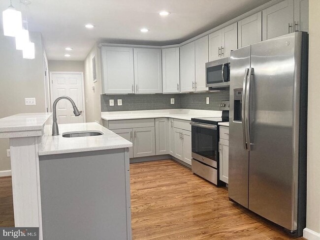 Building Photo - 3002 Lakeview Pkwy