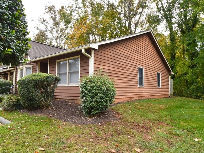 Building Photo - 3 bedrooms, 2 bath one level town-home with vaulted living room opens to the deck. Conveniently l...