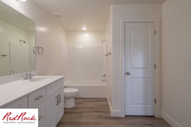 Building Photo - Stunning Spacious 3 Bedroom Unit