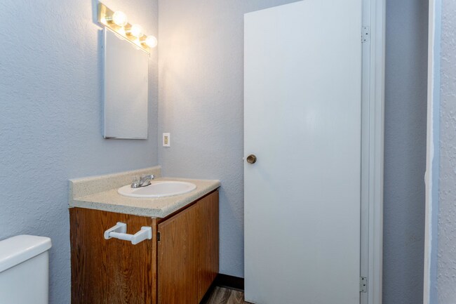 Building Photo - 5400-5600 E 84th Ter -Jade