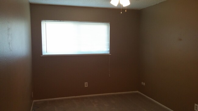 Building Photo - Headliner home. Near schools, shopping & a...