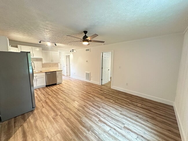 Building Photo - Remodeled Detached Above-Garage Hull Apartment!