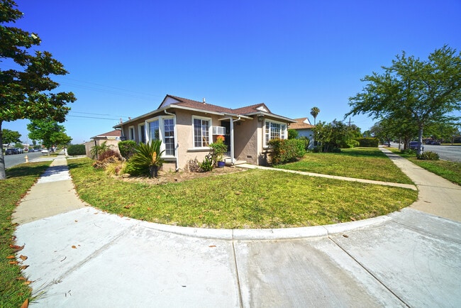 Building Photo - 13719 San Pedro St