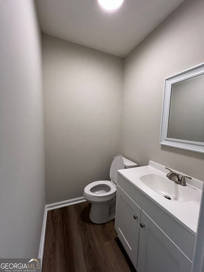 Building Photo - 1695 E Broad St