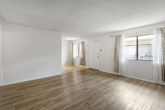 Building Photo - Chatsworth Rent This Now