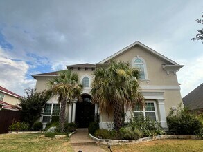 Building Photo - 13930 Willow Bend Dr