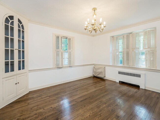 Building Photo - 221 Manhasset Ave