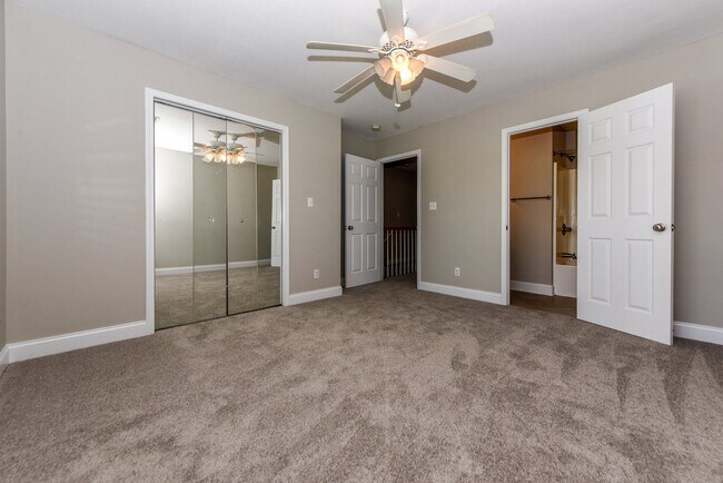 Building Photo - Maryville City 37801 - Very nice updated 2 bedroom, 2.5 bath townhome inside Maryville City - Con...
