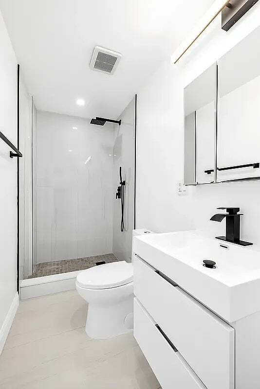 Building Photo - 127 E 7th St