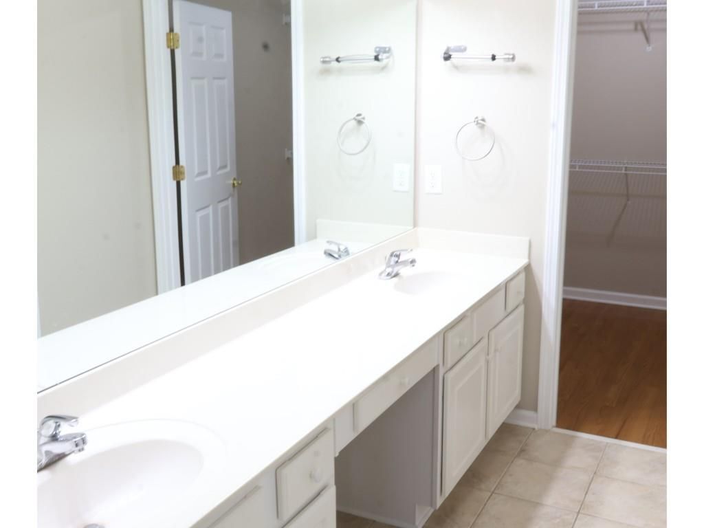 Building Photo - 3204 Village Ln