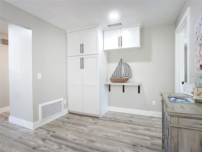 Building Photo - 2309 Saxon Dr
