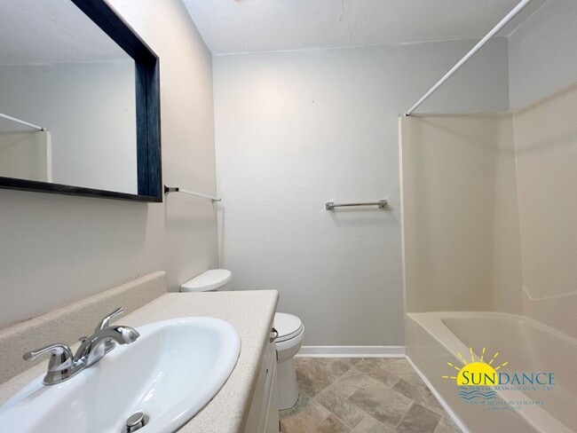 Building Photo - Quaint 2 Bedroom Townhouse in Fort Walton Beach!