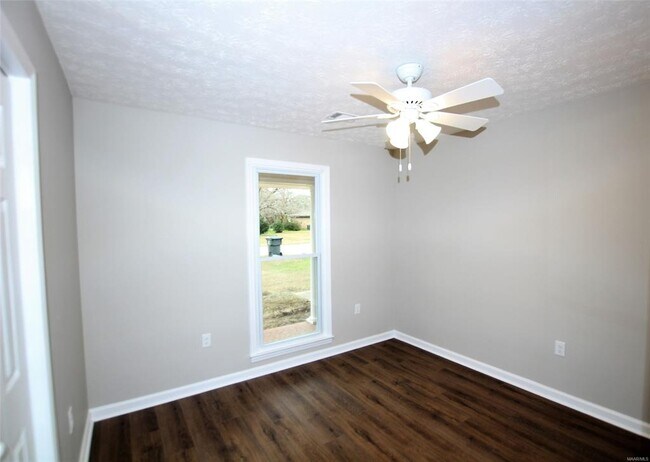 Building Photo - 213 Ross Rd