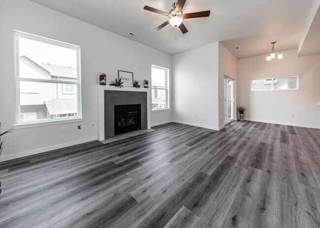 Building Photo - End Unit Townhome in Mountain Shadows near...