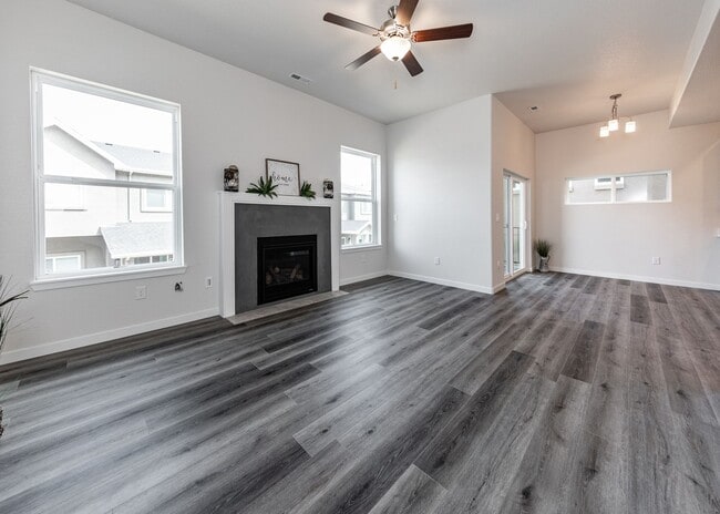 Building Photo - Mt. Shadows End Unit 3 Bed Luxury Townhome