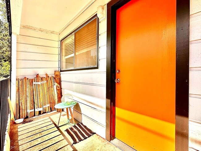 Building Photo - 1 Bed 1 Bath Steps from the UT Campus!