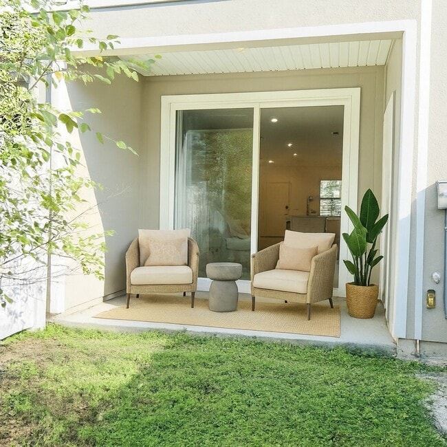 Building Photo - Move-In Ready Townhome with Spacious Layou...