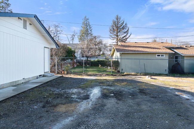 Building Photo - 1028 W 11th St