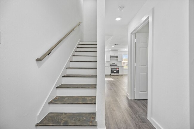 Building Photo - Brand New! Stunning 2-Story Unit