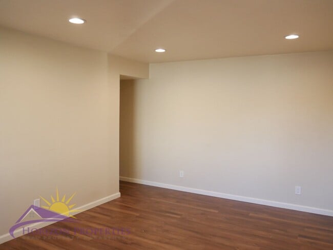 Building Photo - 2 Bed 1 Bath 827 Sq. Ft. Citrus Heights Duplex in Sunrise Estates