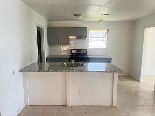 Building Photo - 6723 Ridgeway Dr