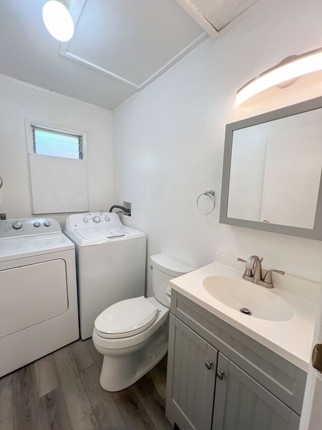 Building Photo - 2 Bedroom Unit, 1.5 baths with one assigne...