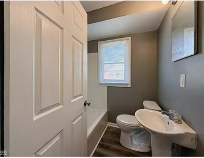 Building Photo - 3736 Kinnear Ave