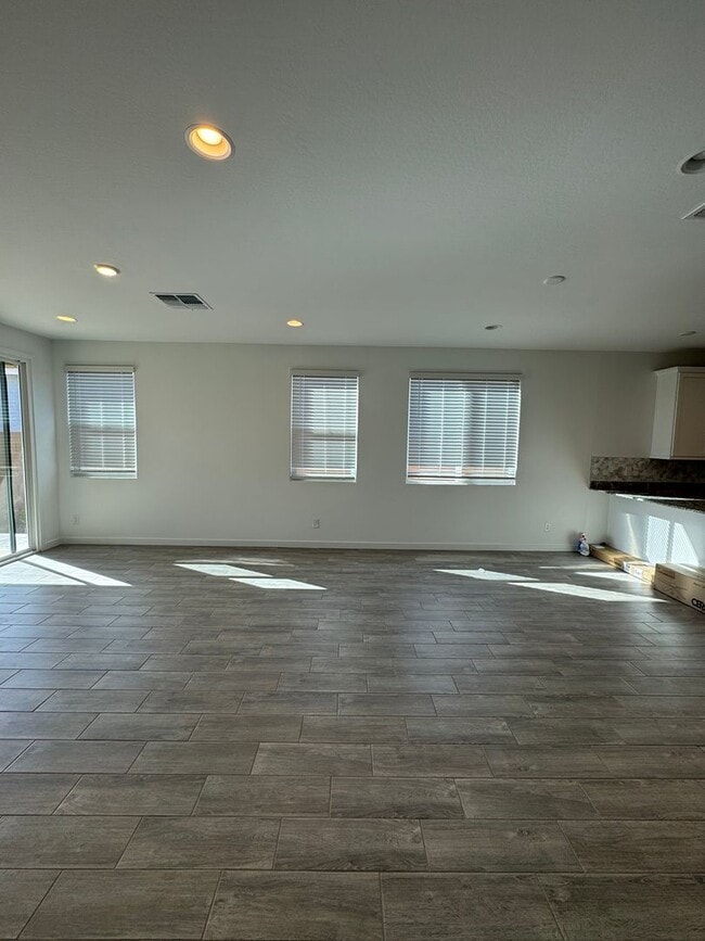 Building Photo - 4 bedroom Nextgen home in Phoenix