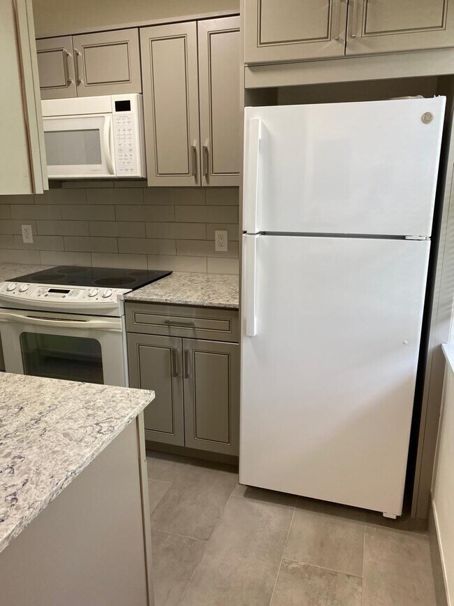 Building Photo - 1218 S B St