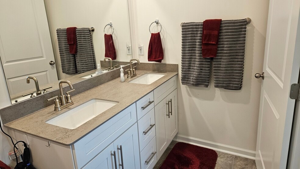 Master ensuite bathroom - 1106 Saylors Pl