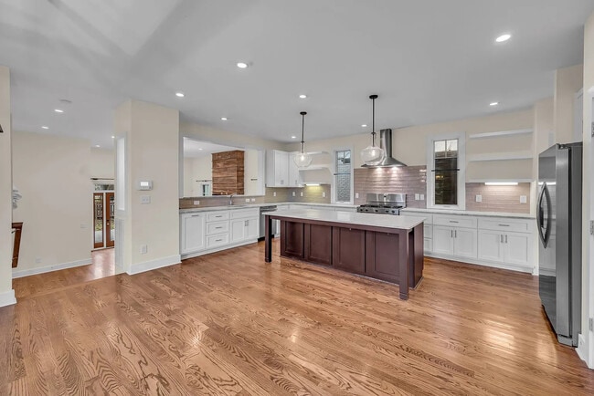 Building Photo - 921 Hillview Heights