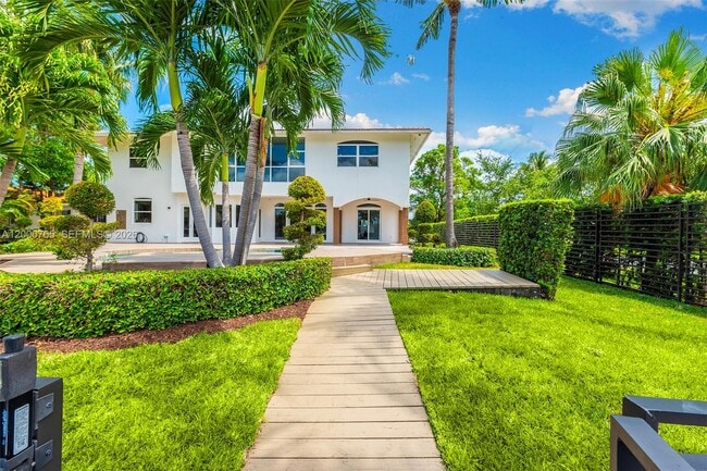 Building Photo - 552 Palm Dr