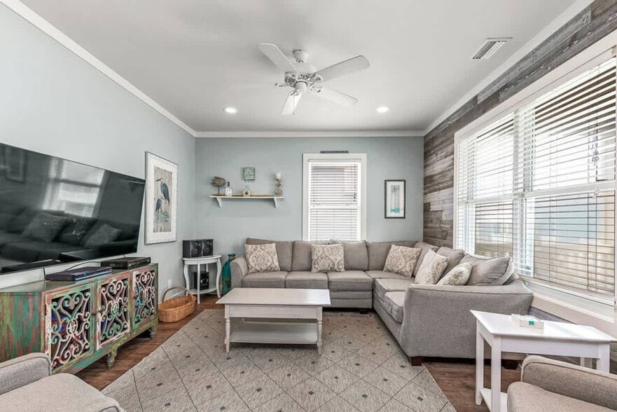 Primary Photo - 6052 Sawgrass Cir