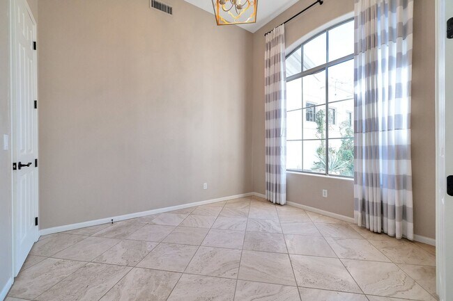 Building Photo - Stunning 4-bedroom, 3-bathroom home located in the desirable Scottsdale, AZ with a Casita! *RENT ...