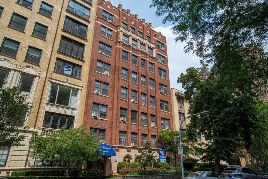 Building Photo - 434 W Wellington Ave