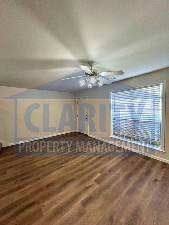 Building Photo - Three-bedroom townhome in Chattanooga!