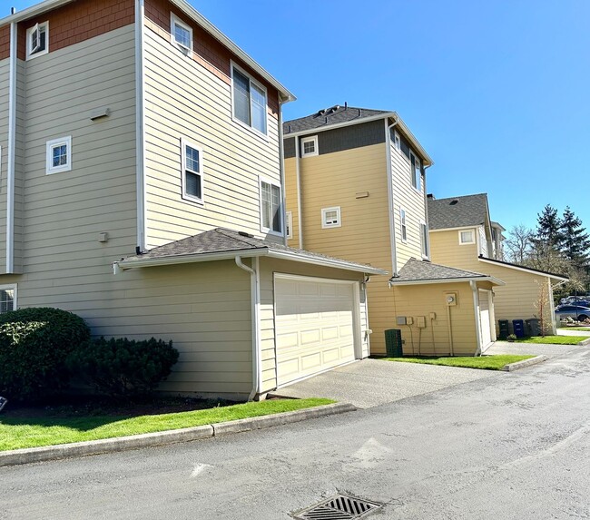 Building Photo - 3bd/2.5ba Sammamish Townhouse