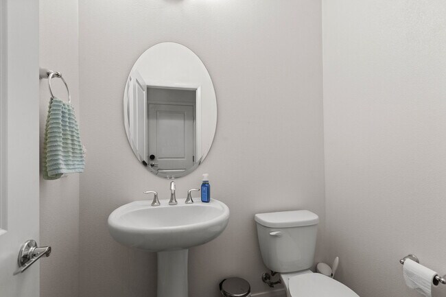 Building Photo - 2460 Solara Ln