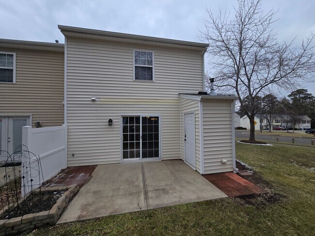 Building Photo - Super Adorable End-Unit Townhome in RTP with Designer Flair!