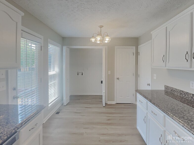 Building Photo - 3641 Aurora Dr